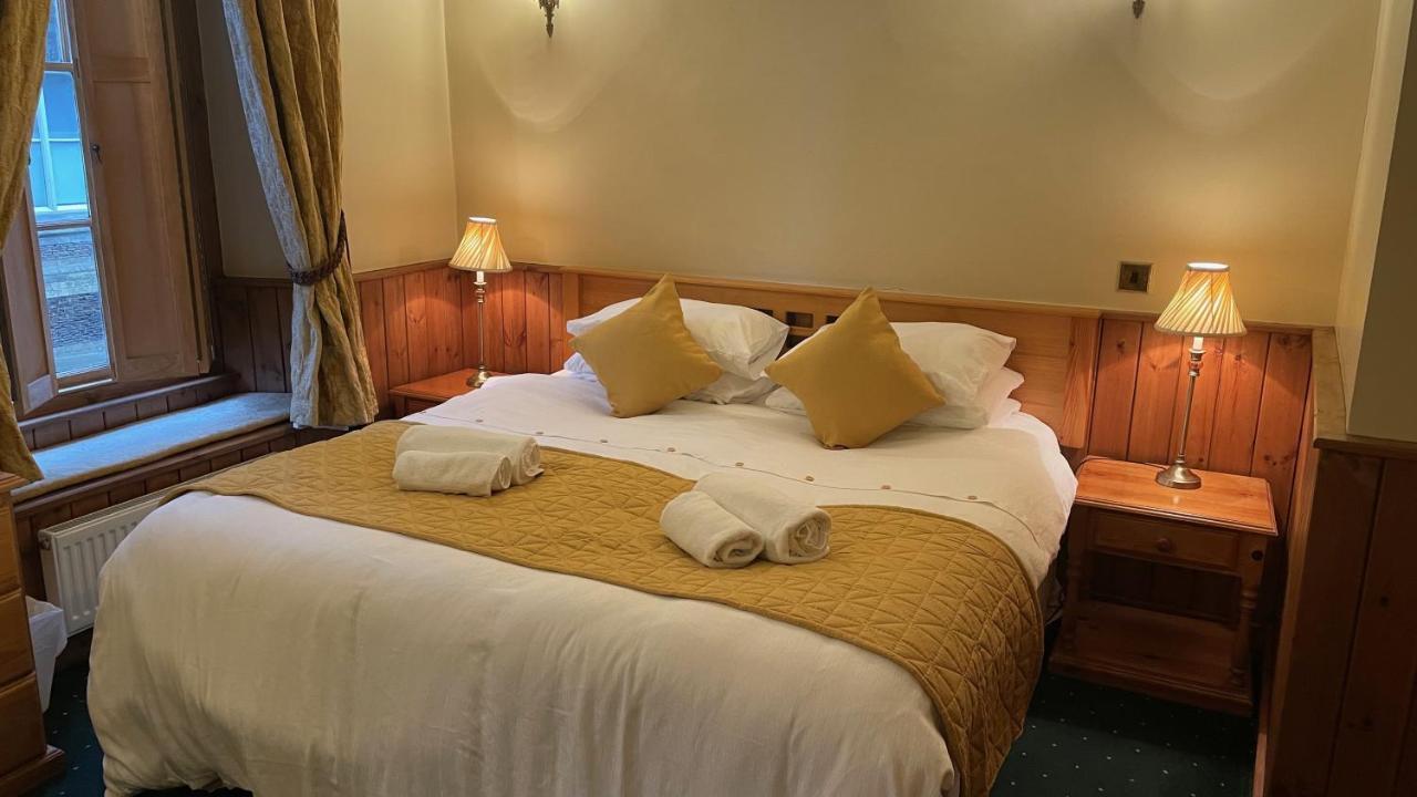 Crown Hotel *