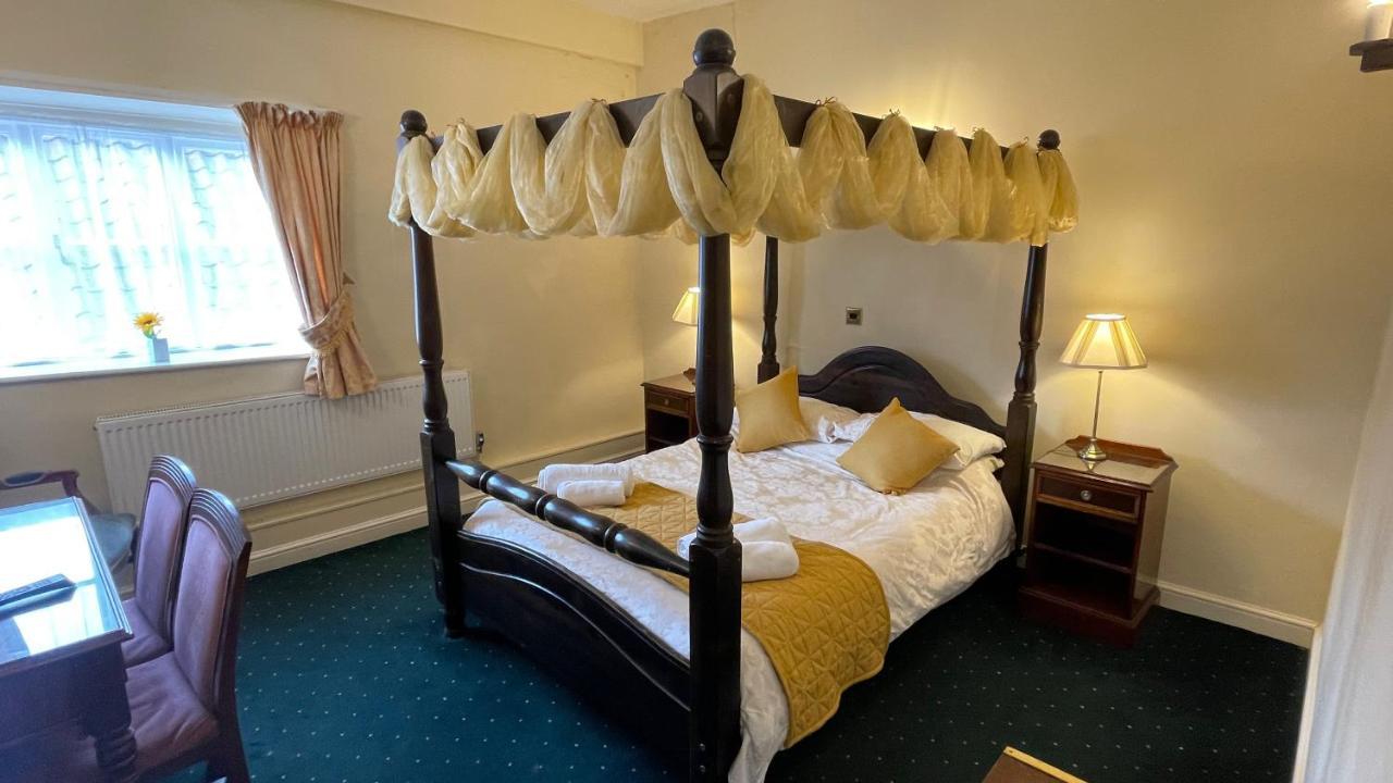 Crown Hotel *