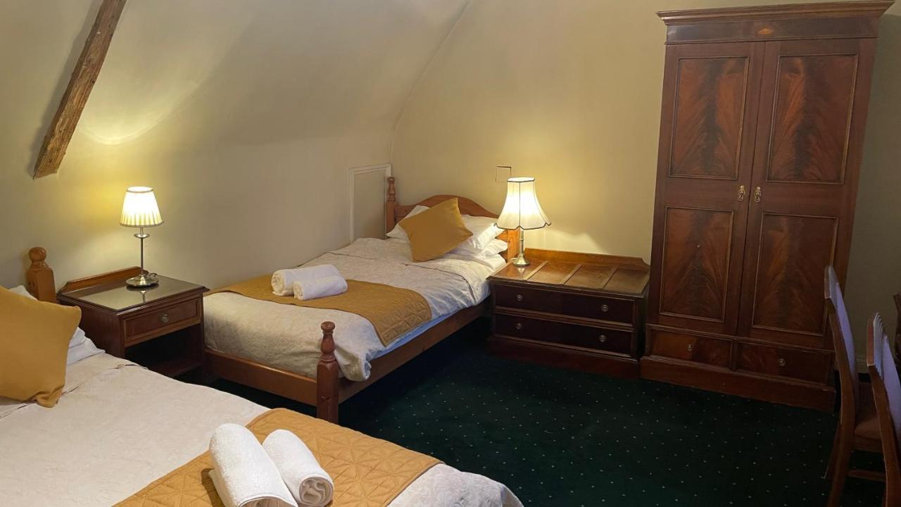 Crown Hotel *